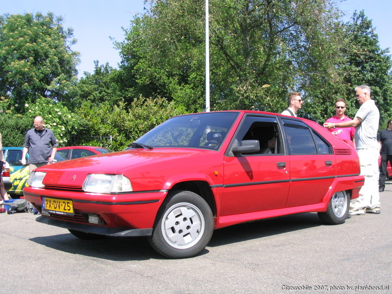 Modeljaar 1988 BX GTI 16V Rouge Furio. Deze auto was oorspronkelijk voorzien van een grijs kenteken.